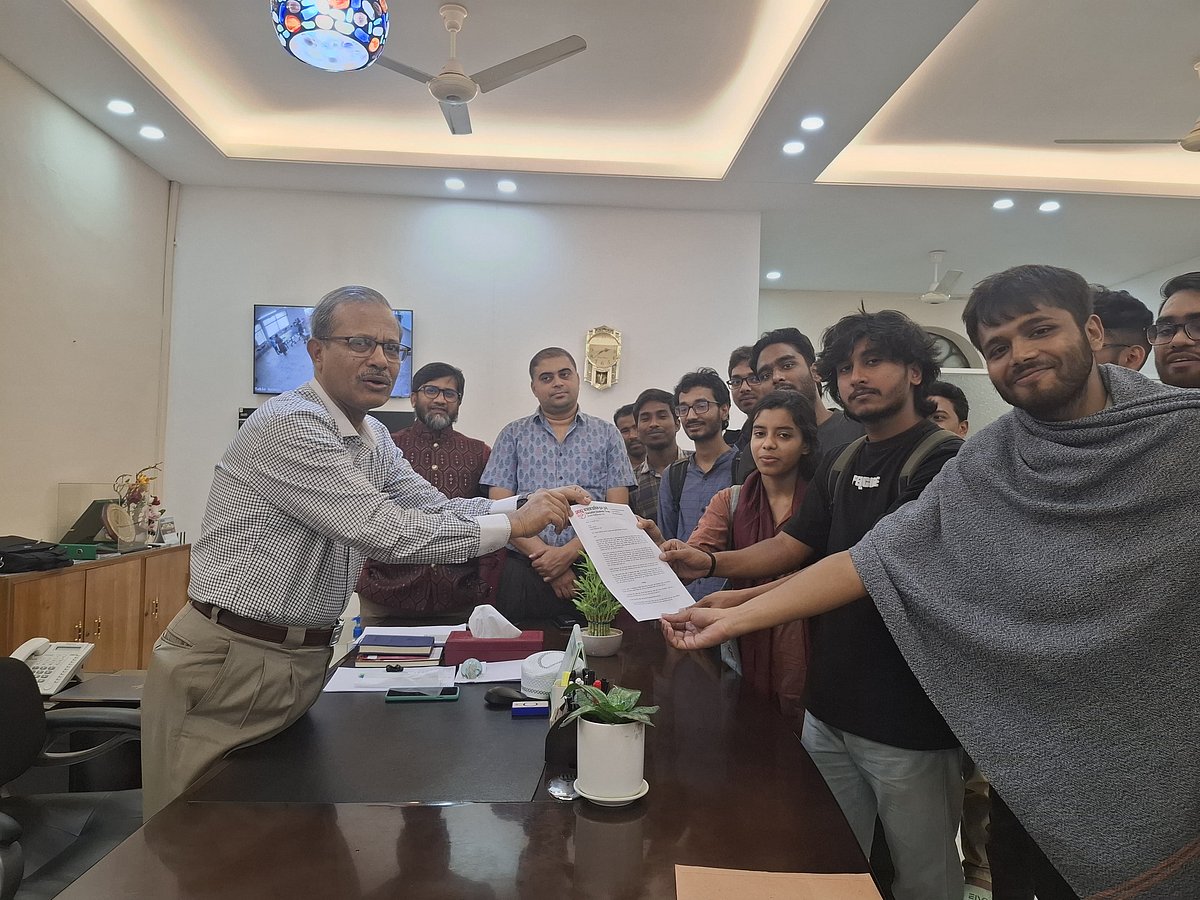 ছাত্র ফ্রন্টের নেতারা জগন্নাথ বিশ্ববিদ্যালয়ের উপাচার্য অধ্যাপক রেজাউল করিমের কাছে ১৯ দফা দাবির স্মারকলিপি জমা দেন। ঢাকা, ২৪ ফেব্রুয়ারি
