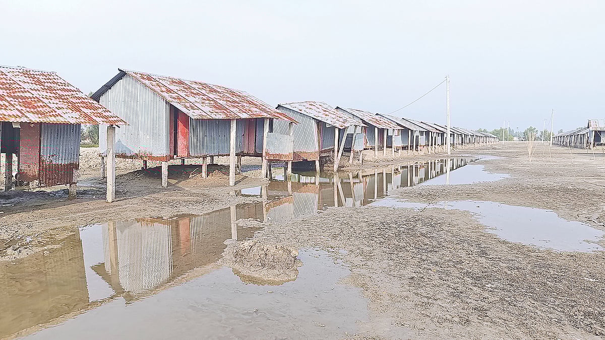 জোয়ারের সময় গুচ্ছগ্রামের ঘরগুলোতে পানি ঢুকে পড়ে। তাই ঘর ছেড়ে চলে গেছে কিছু পরিবার। সম্প্রতি কয়রা উপজেলার মঠবাড়ি গ্রামে