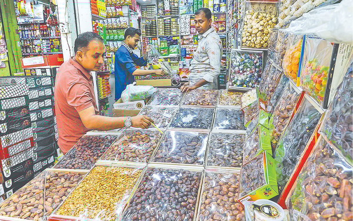 রোজা এলে চাহিদা বাড়ে খেজুরের। নানা রকম ও মানের খেজুর বিক্রির জন্য সাজিয়ে রেখেছেন বিক্রেতারা। গতকাল বেলা ১১টায় চট্টগ্রাম নগরের রেয়াজউদ্দিন বাজারে