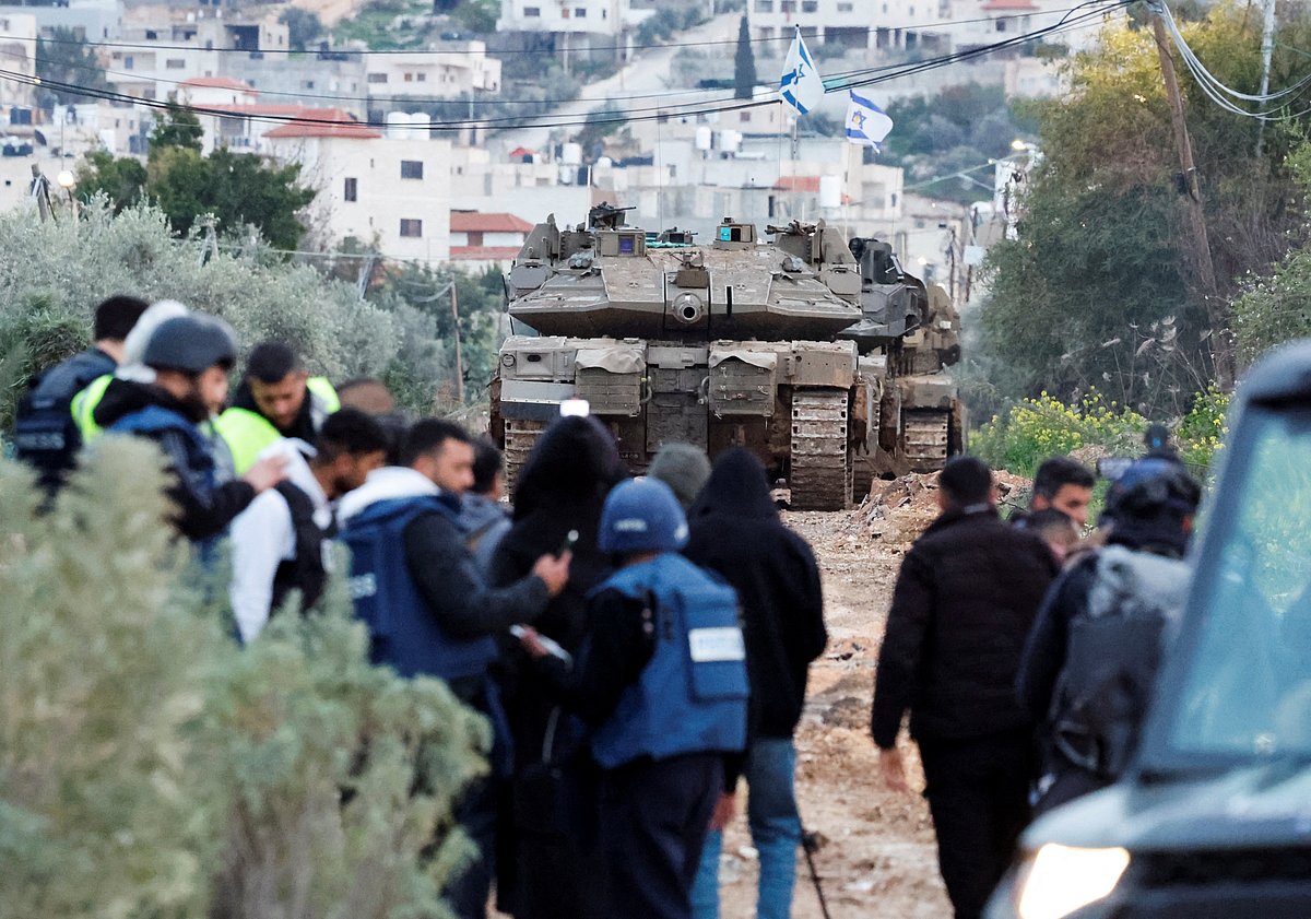 পশ্চিম তীরে অভিযান শুরু করেছে ইসরায়েলি ট্যাংক। রোববার জেনিনে