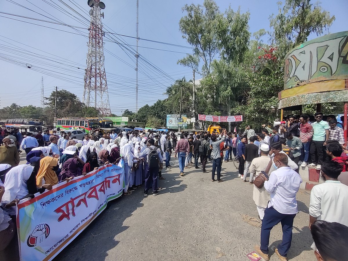 কুষ্টিয়ায় সরকারি কলেজের ১৩ জন 
১৩ শিক্ষকের বিরুদ্ধে মামলা দায়েরের প্রতিবাদে মহাসড়ক অবরোধ। আজ বেলা একটায় কুষ্টিয়া শহরের মজমপুর ট্রাফিক মোড়ে ঈশ্বরদী–কুষ্টিয়া–ঝিনাইদহ মহাসড়কে