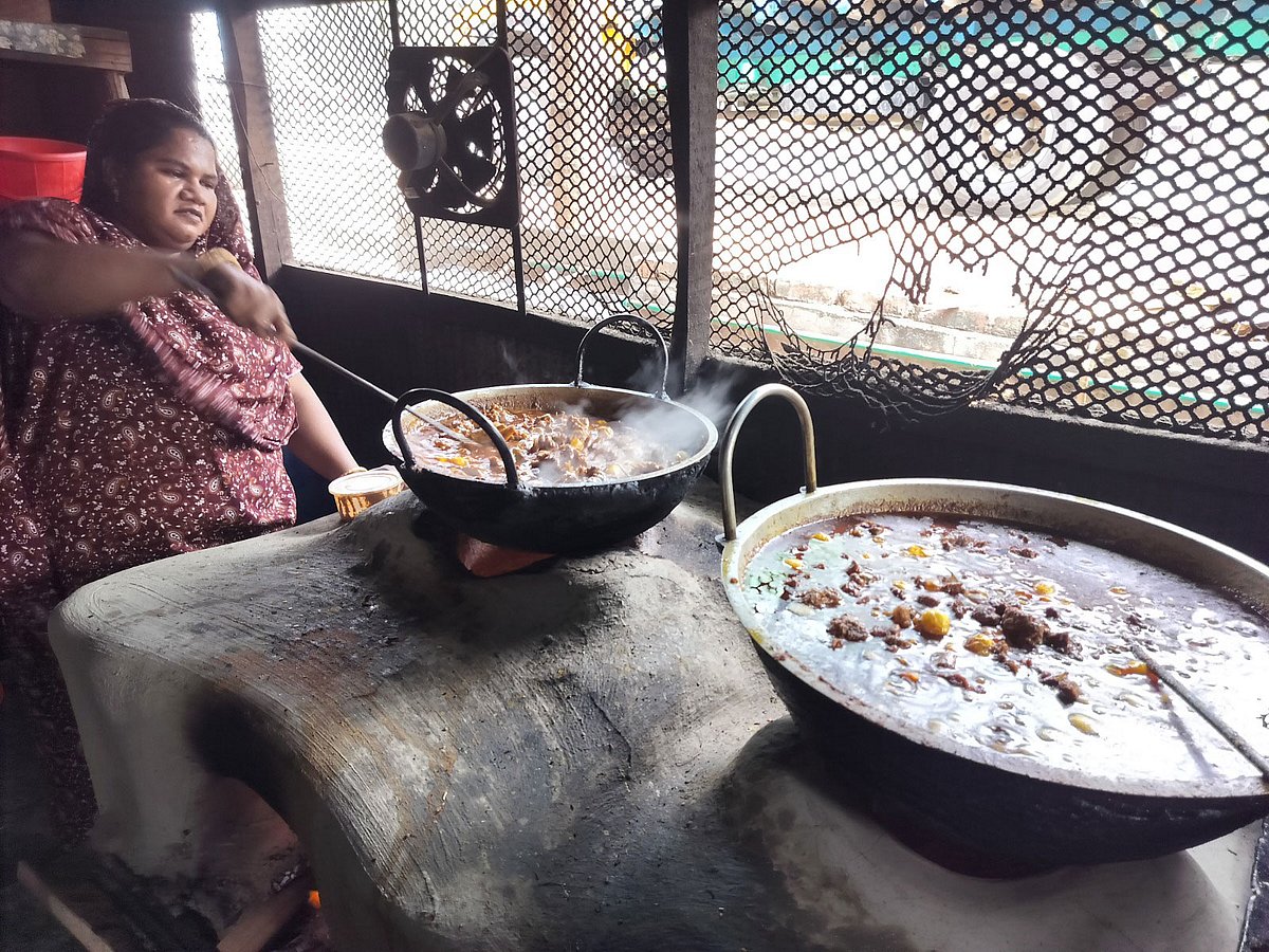 মাটির চুলায় চুইঝালে মাংস রান্না করছেন শরিফা বেগম। গত শনিবার চট্টগ্রামের সীতাকুণ্ডে ঢাকা–চট্টগ্রাম মহাসড়কে