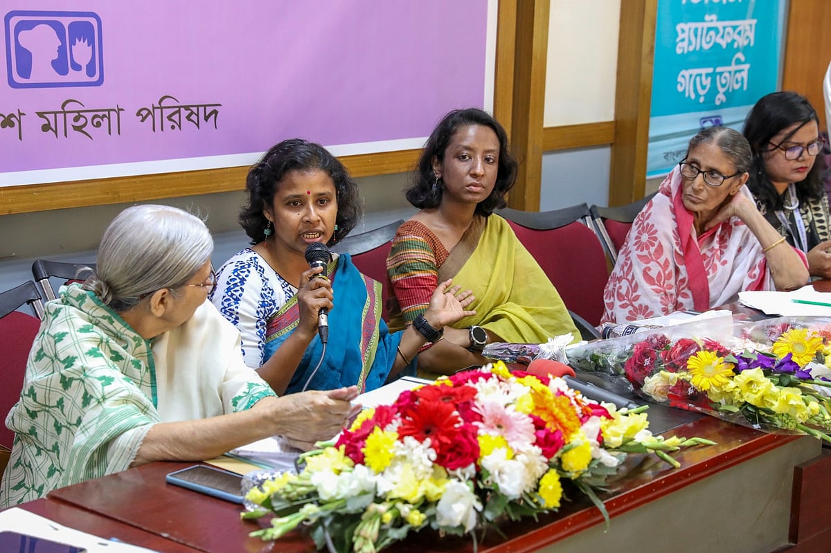 ‘সুলতানার স্বপ্ন অবারিত: তরুণীর অগ্রযাত্রা’ শীর্ষক অনুষ্ঠানে নিজেদের পাহাড় জয়ের অভিযানের গল্প শোনান নারী পর্বতারোহীরা। আজ সোমবার রাজধানীর জাতীয় প্রেসক্লাবের তফাজ্জল হোসেন মানিক মিয়া হলে