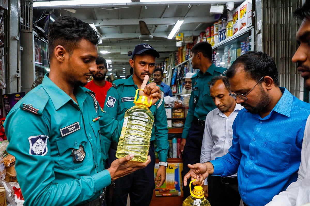 চট্টগ্রাম নগরের মোমিন রোড এলাকার একটি দোকানে ভোক্তা অধিকার সংরক্ষণ অধিদপ্তরের অভিযান। গতকাল বেলা দেড়টায়