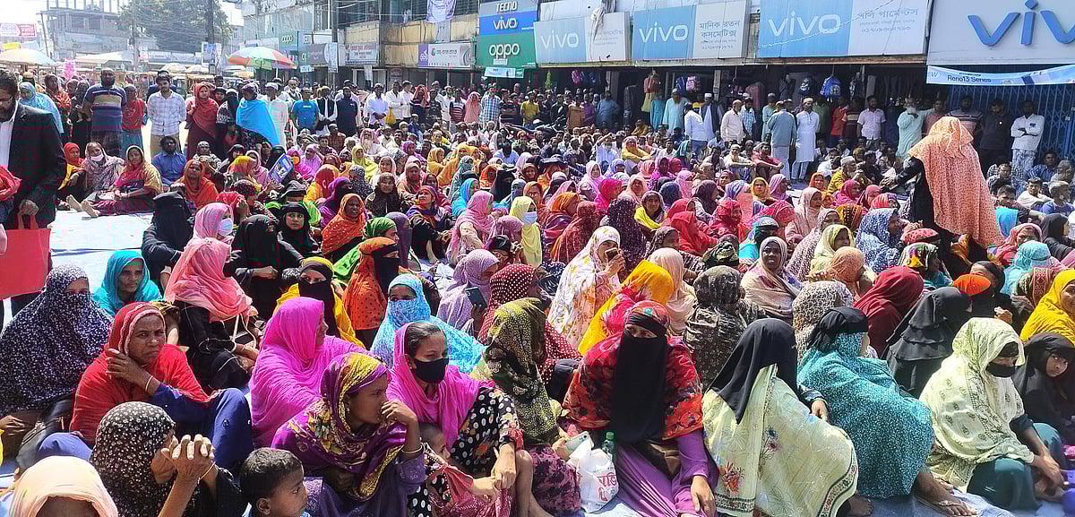 জামালপুরের মাদারগঞ্জ উপজেলায় সমবায় সমিতির আমানতের টাকা ফিরে পেতে গ্রাহকদের অবস্থান কর্মসূচি। আজ সোমবার দুপুরে উপজেলা শহরের শহীদ মিনার প্রাঙ্গণে