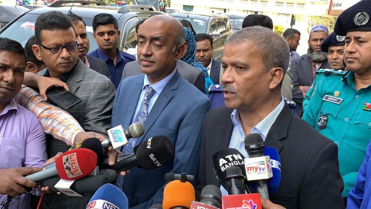 রাজশাহীর পিটিআই মিলনায়তনে এক কর্মশালায় যোগদানের আগে সাংবাদিকদের সঙ্গে কথা বলেন আইন উপদেষ্টা। আজ সোমবার দুপুরে