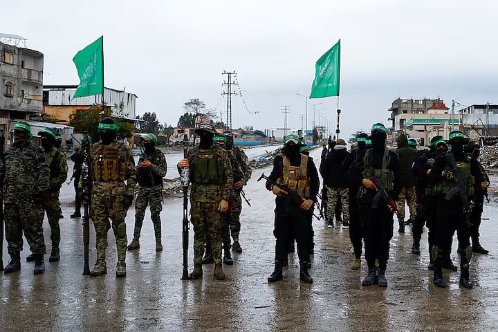 রেডক্রসের কর্মকর্তাদের হাতে ইসরায়েলি জিম্মিদের হস্তান্তর করার সময় এভাবেই পাহারায় থাকেন হামাসের যোদ্ধারা