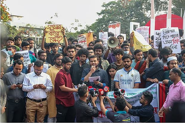 কুয়েট শিক্ষার্থীদের ওপর হামলার বিচার এবং উপাচার্যের পদ্যাগের দাবিতে বিশ্ববিদ্যালয়টির একদল শিক্ষার্থী ঢাকায় এসে প্রধান উপদেষ্টা বরাবর স্মারকলিপি জমা দেন।