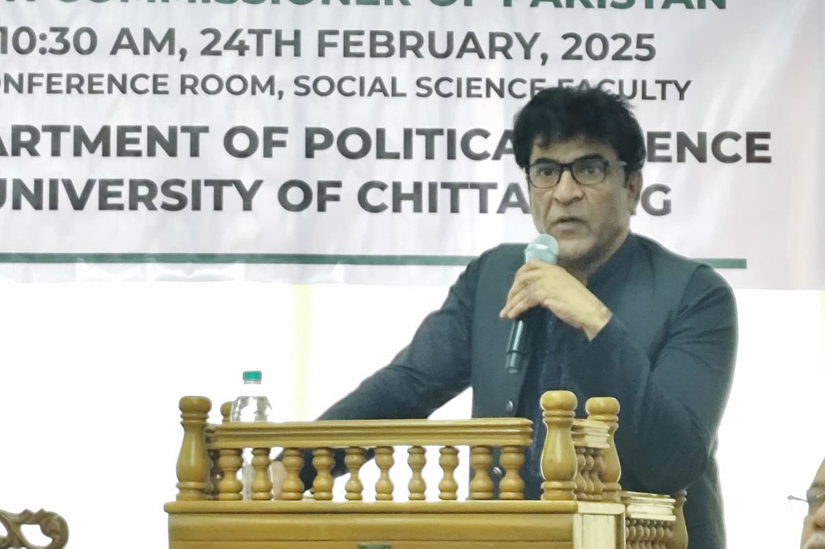 চট্টগ্রাম বিশ্ববিদ্যালয়ের সেমিনারে বক্তব্য দিচ্ছেন পাকিস্তানের হাইকমিশনার সৈয়দ আহমেদ মারুফ।  আজ দুপুরে বিশ্ববিদ্যালয়ের সমাজবিজ্ঞান অনুষদে