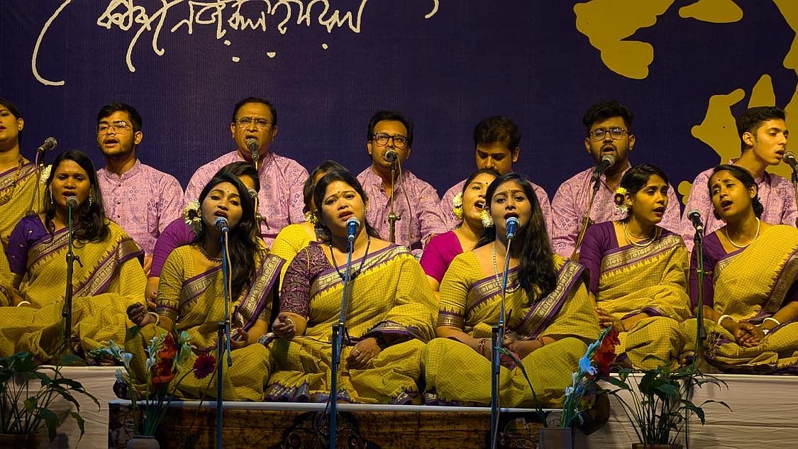 আজ ছায়ানট ভবন মিলনায়তনে বাংলাদেশ নজরুলসংগীত সংস্থা আয়োজিত দুই দিনের নজরুল উৎসবের উদ্বোধনীতে সমবেত সংগীত পরিবেশন করছেন শিল্পীরা