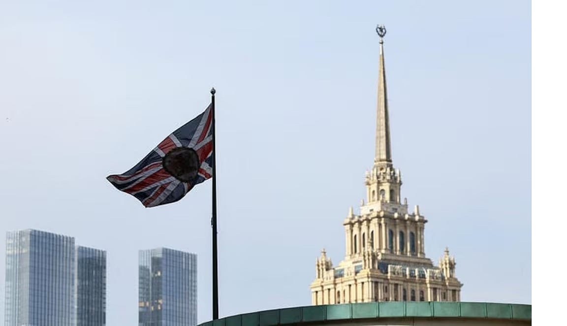 মস্কোয় ব্রিটিশ দূতাবাসের সামনে উড়ছে যুক্তরাজ্যের পতাকা