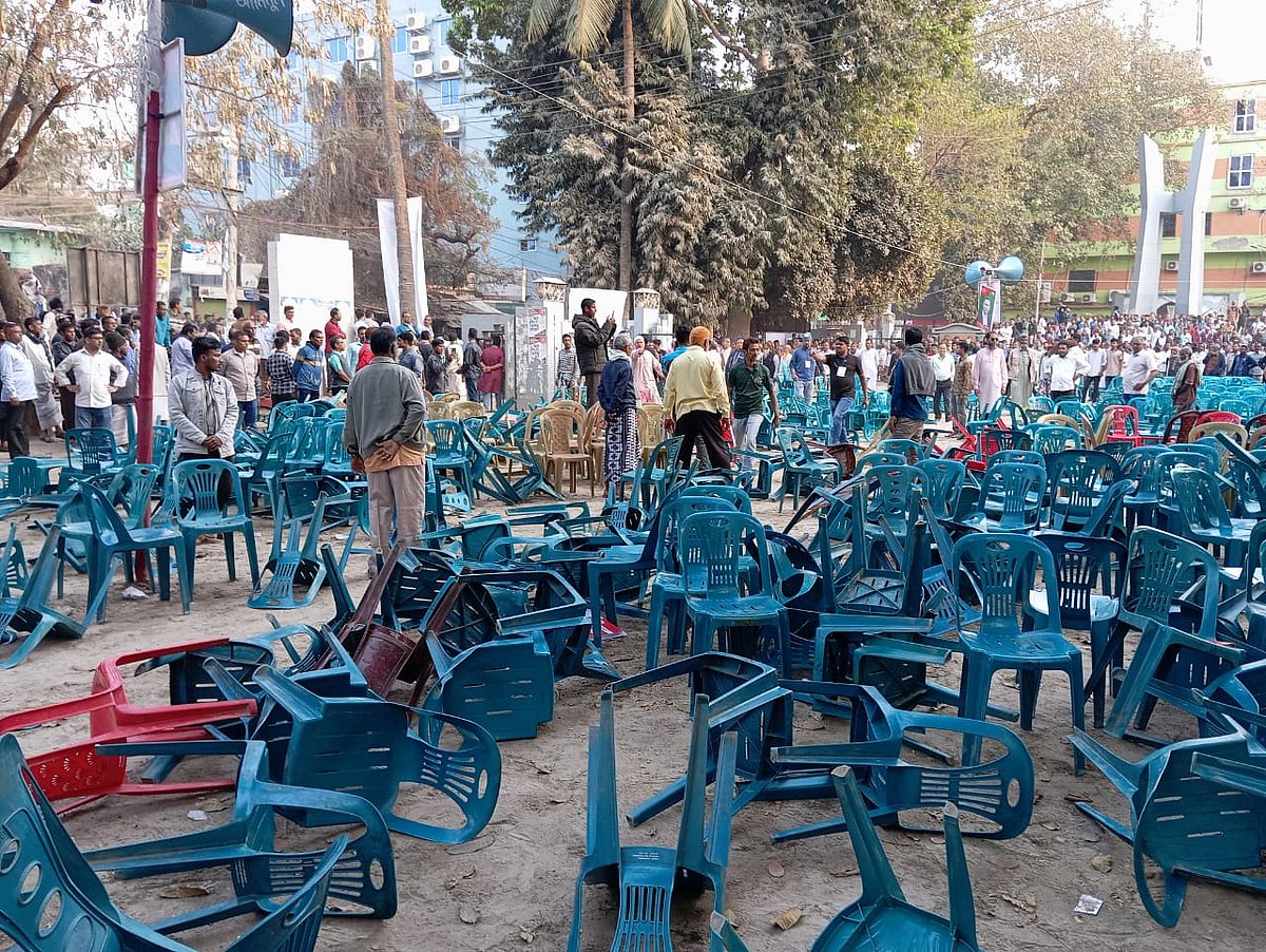 চাঁপাইনবাবগঞ্জে বিএনপির সমাবেশে দুই পক্ষের মধ্যে কথা কাটাকাটির জের ধরে হট্টগোল ও চেয়ার ছোড়াছুরির ঘটনা ঘটেছে। কিছু সময়ের জন্য ফাঁকা হয়ে যায় সমাবেশস্থল। মঙ্গলবার বিকেলে চাঁপাইনবাবগঞ্জ পৌর পার্কে