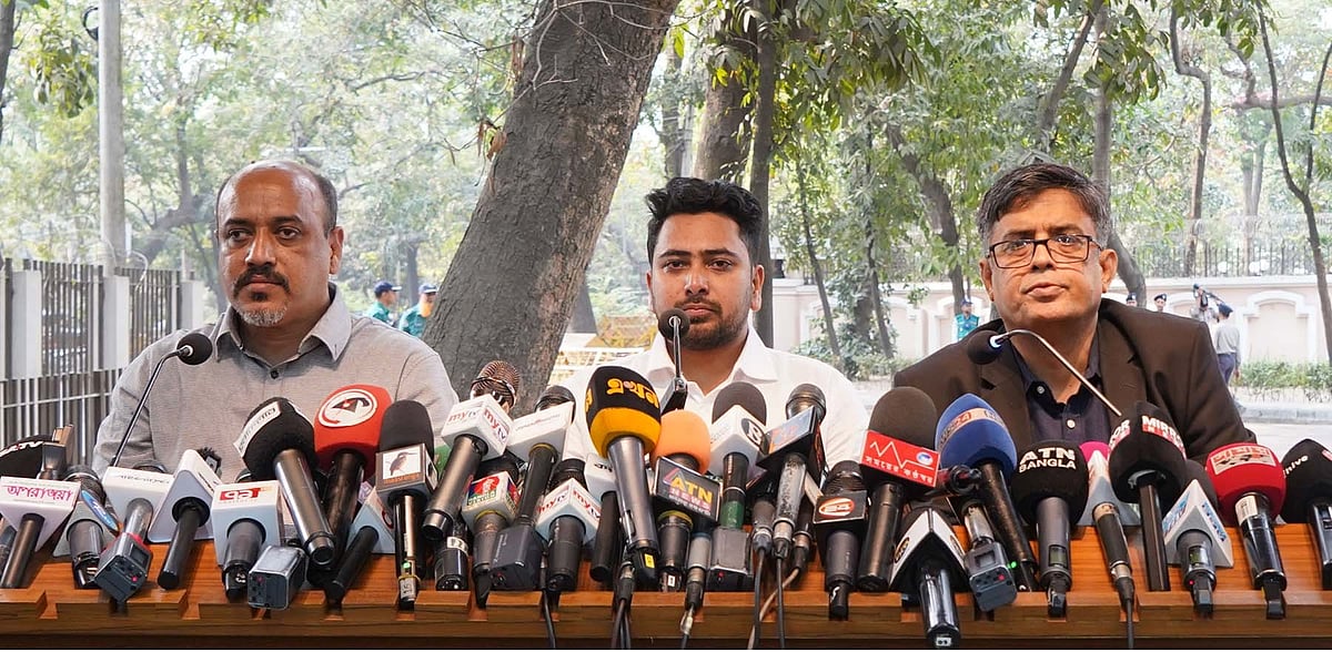 আজ মঙ্গলবার পদত্যাগ করার পর প্রধান উপদেষ্টার বাসভবন যমুনার সামনে গণমাধ্যমের সঙ্গে কথা বলেন নাহিদ ইসলাম