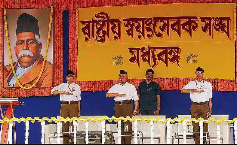 মোহন ভাগবতের কাছে বাংলা কেন এত গুরুত্ববহ হয়ে উঠল, এ প্রশ্নের উত্তর সবার জানা। কিন্তু সংঘ পরিবার কীভাবে কাজটা করতে চাইছে, রহস্যঘেরা সেই জাদুবিদ্যাই ভাবাচ্ছে সবাইকে।