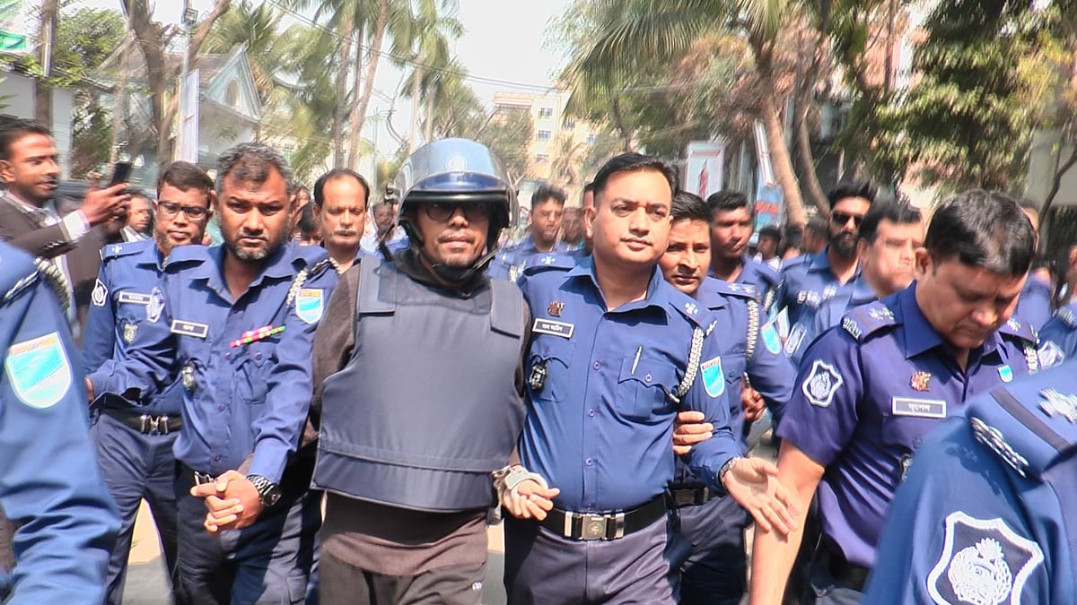 নারায়ণগঞ্জে আদালতে রিমান্ড আবেদনের শুনানি শেষে সাবেক প্রতিমন্ত্রী জুনাইদ আহমেদকে নিয়ে যাচ্ছেন পুলিশের সদস্যরা। আজ মঙ্গলবার তোলা