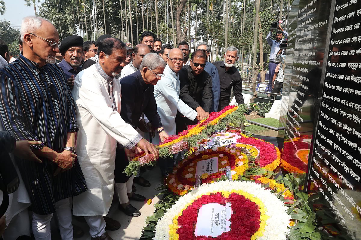 বিএনপির মহাসচিব মির্জা ফখরুল ইসলাম আলমগীরসহ দলটির নেতারা আজ মঙ্গলবার পিলখানা হত্যাকাণ্ডের বার্ষিকীতে বনানীর সামরিক কবরস্থানে শহীদ সেনাদের প্রতি শ্রদ্ধা নিবেদন করেন