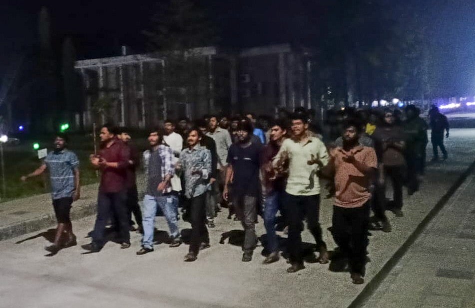 হল বন্ধ ঘোষণার সিদ্ধান্ত প্রত্যাখ্যান করে শিক্ষার্থীদের বিক্ষোভ মিছিল। মঙ্গলবার রাতে খুলনা প্রকৌশল ও প্রযুক্তি বিশ্ববিদ্যালয়ে