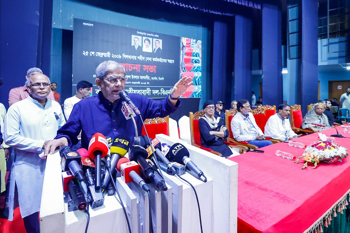 রাজধানী রমনার ইঞ্জিনিয়ার্স ইনস্টিটিউশন মিলনায়তনে আয়োজিত আলোচনা সভায় বক্তৃতা করছেন বিএনপির মহাসচিব মির্জা ফখরুল। আজ মঙ্গলবার