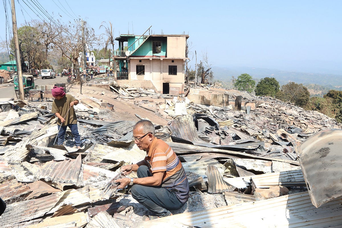 পুড়ে যাওয়া বাড়ির ধ্বংসস্তূপে প্রয়োজনীয় জিনিস খুঁজেও পাননি থাংয়া লুসাই। আজ দুপুরে রাঙামাটির বাঘাইছড়ির সাজেকের রুইলুই পর্যটনকেন্দ্রে