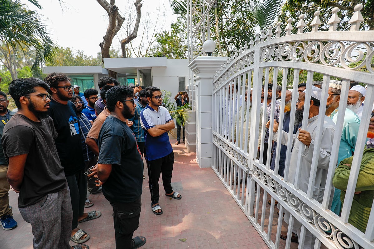 পূর্বঘোষণা অনুযায়ী, খুলনা প্রকৌশল প্রযুক্তি বিশ্ববিদ্যালয় উপাচার্যের বাসভবনে তালা দিতে যান শিক্ষার্থীরা। পরে শিক্ষকেরা এসে তাঁদের সঙ্গে কথা বলেন। আজ মঙ্গলবার দুপুর ১২টার দিকে তোলা