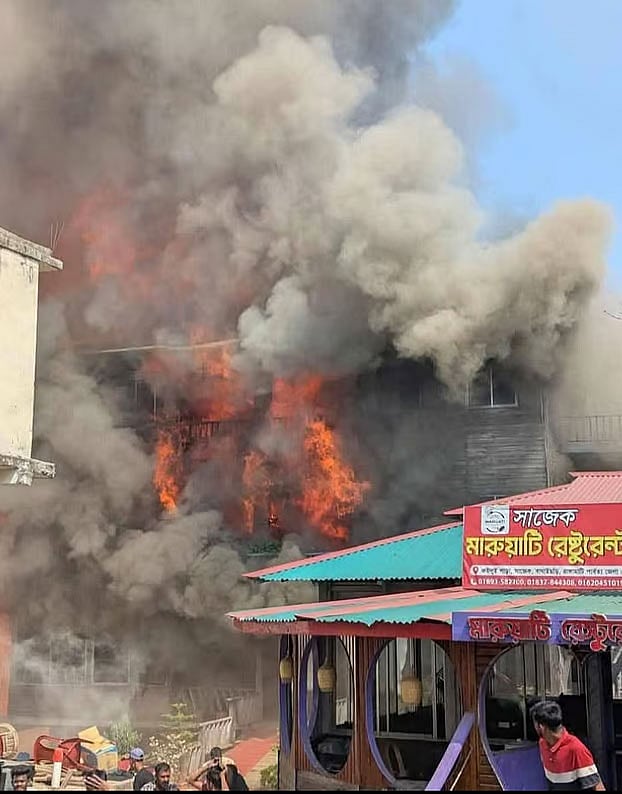 গতকাল সোমবার ভয়াবহ অগ্নিকাণ্ডে সাজেকের বিভিন্ন রিসোর্ট, কটেজ ও ঘরবাড়ি পুড়ে গেছে ছবি: সংগৃহীত