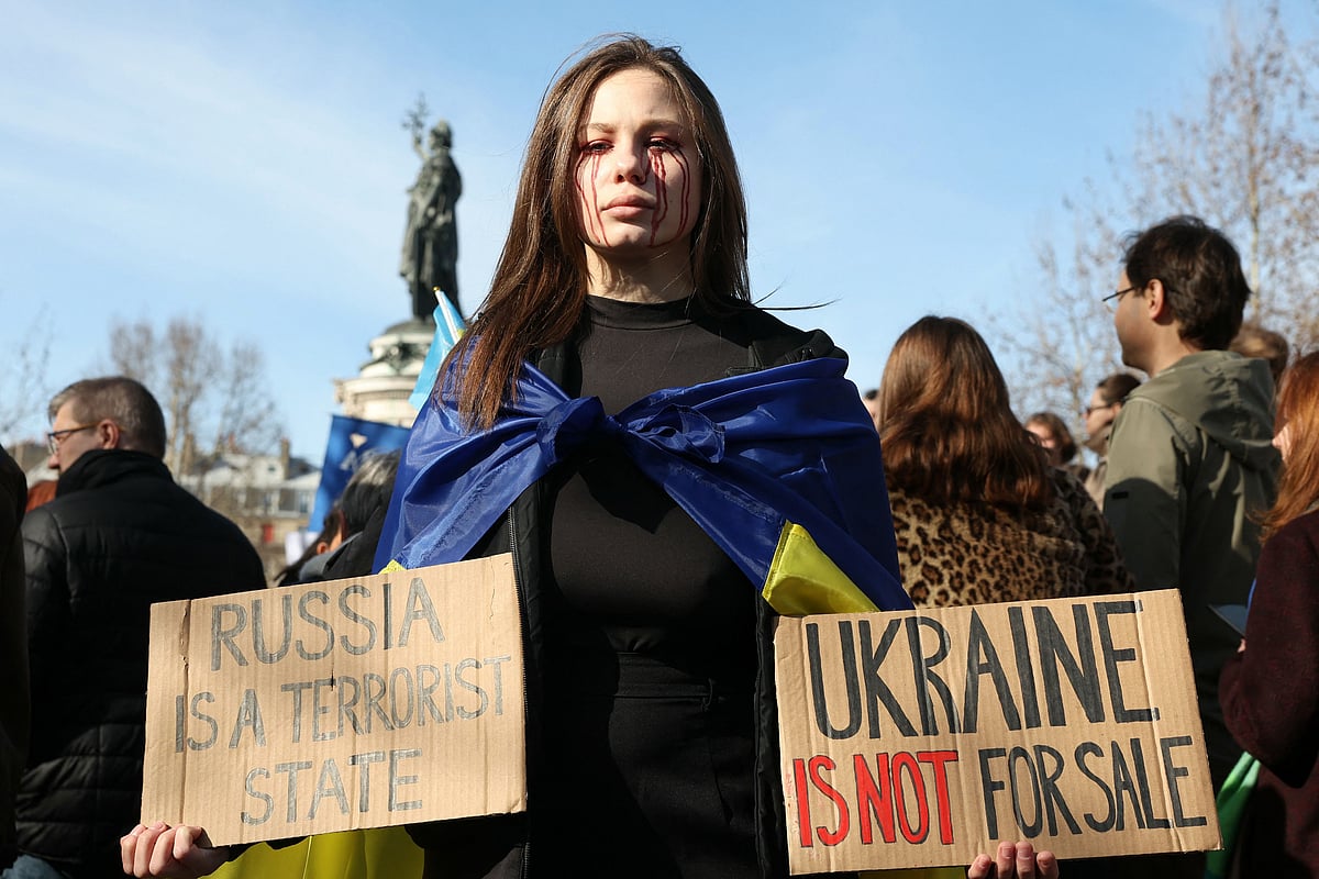 রাশিয়া-ইউক্রেন যুদ্ধের তৃতীয় বর্ষপূর্তির সন্ধ্যায় কিয়েভের সমর্থনে বিক্ষোভ। ফ্রান্সের রাজধানী প্যারিসে, ২৩ ফেব্রুয়ারি ২০২৫
