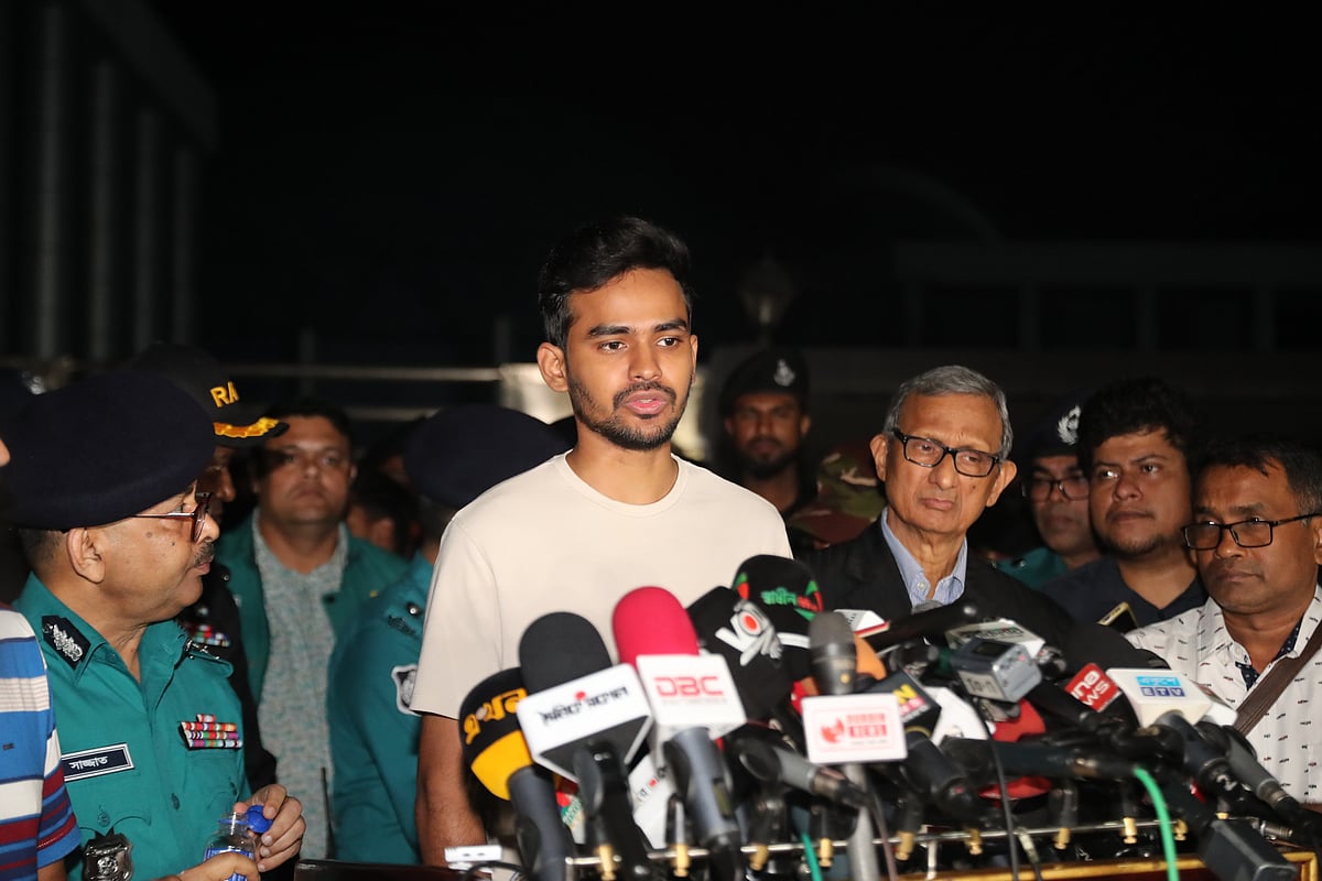 স্থানীয় সরকার উপদেষ্টা আসিফ মাহমুদ সজীব ভূঁইয়া মঙ্গলবার দিবাগত রাত পৌনে একটার দিকে বিজয় সরণি এলাকায় আইনশৃঙ্খলা পরিস্থিতি নিয়ন্ত্রণে সরকারের নেওয়া বিভিন্ন পদক্ষেপ সম্পর্কে সাংবাদিকদের ব্রিফ করেন