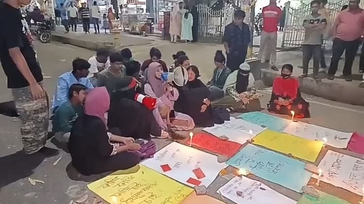 স্বরাষ্ট্র উপদেষ্টার পদত্যাগের দাবিতে অ্যান্টি রেপ ইউনিটি, চট্টগ্রাম’ এর ব্যানারে বিক্ষোভ করে শিক্ষার্থীরা। আজ সন্ধ্যা সাতটায় চট্টগ্রাম প্রেস ক্লাবের সামনে