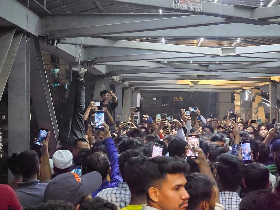 ছিনতাইকারী সন্দেহে মারধরের পর ঝুলিয়ে রাখা দুই ব্যক্তির একজন। মঙ্গলবার রাতে রাজধানীর উত্তরায়