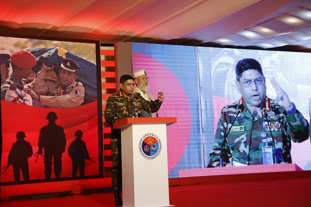 ২০০৯ সালে পিলখানায় সংঘটিত নির্মম হত্যাকাণ্ডে শাহাদতবরণকারী সেনা কর্মকর্তাদের স্মরণে আয়োজিত অনুষ্ঠানে বক্তব্য দেন সেনাপ্রধান জেনারেল ওয়াকার-উজ-জামান। আজ মঙ্গলবার সকালে রাজধানীর মহাখালীর রাওয়া ক্লাবের হেলমেট হলে