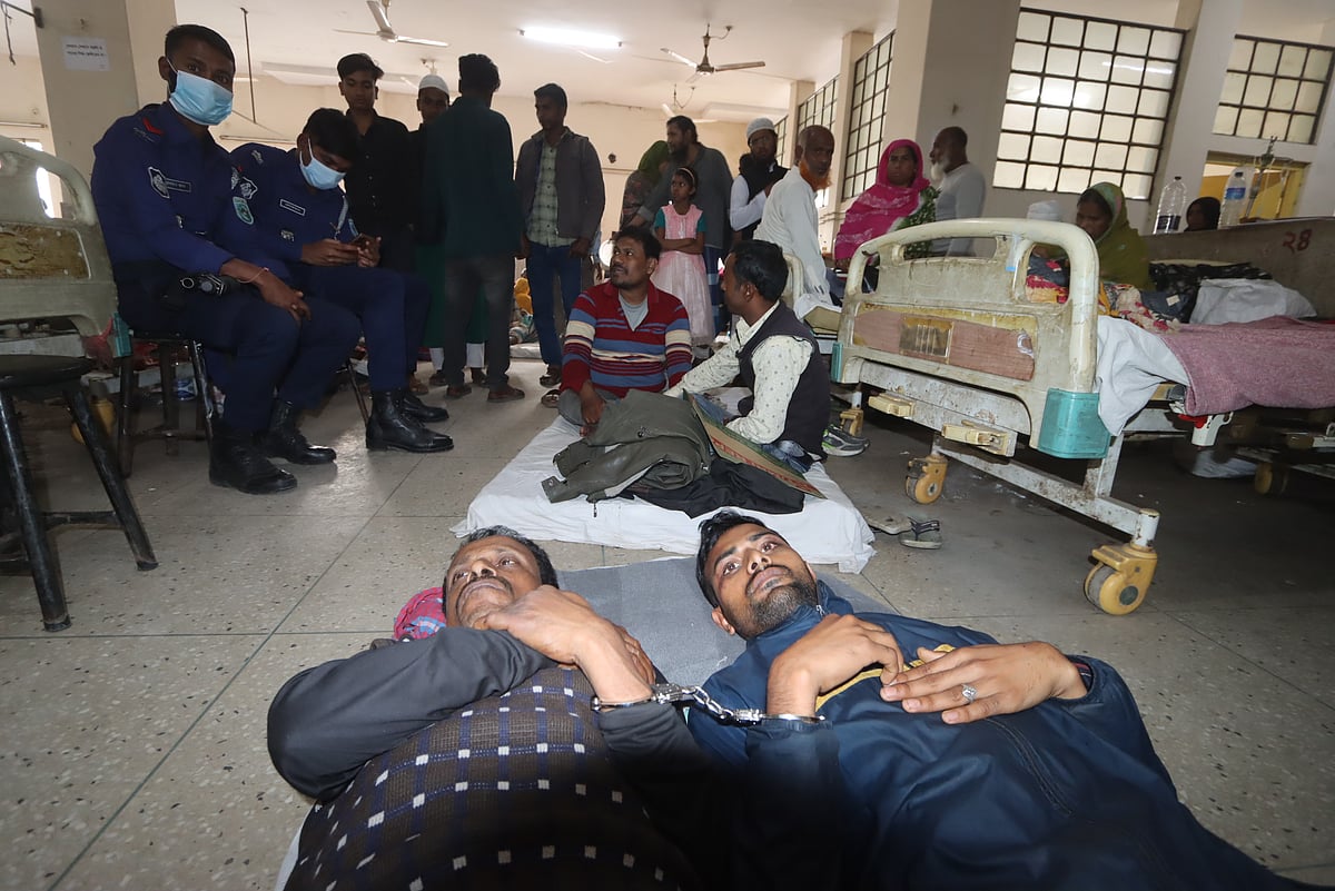 সংঘর্ষের ঘটনায় আহত হিযবুত তাওহীদের কর্মীরা পুলিশি পাহাড়ায় রংপুর মেডিকেল কলেজ হাসপাতালে চিকিৎসাধীন। আজ মঙ্গলবার দুপুরে