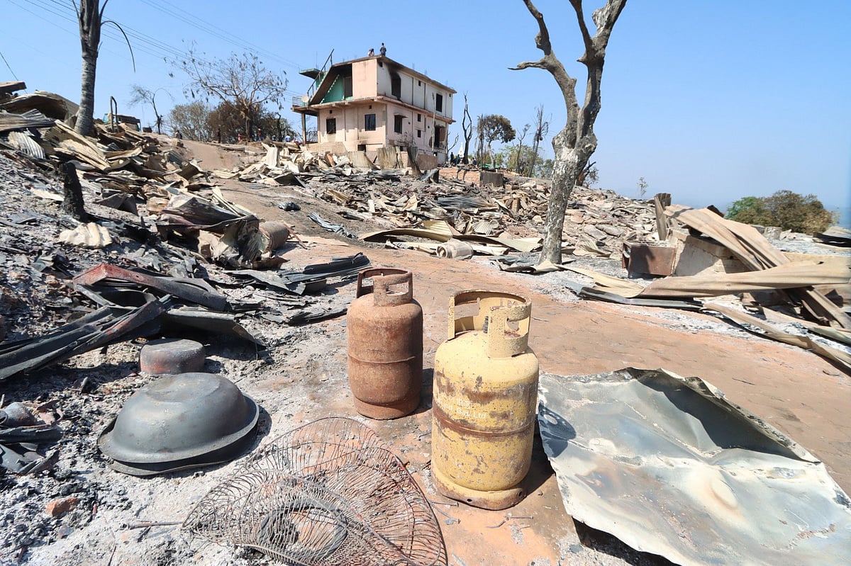 রুইলুই ভ্যালির সড়কের দুই পাশে আগুনের ধ্বংসস্তূপ। সেখানে পড়ে আছে পোড়া টিন, আসবাব, গ্যাস সিলিন্ডার। গতকাল দুপুরে রাঙামাটির বাঘাইছড়ির সাজেকের রুইলুই পর্যটনকেন্দ্রে