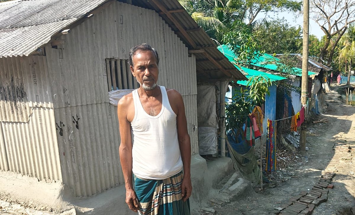 চার দশকের বেশি সময় পর বনজীবীর পেশা ছেড়েছেন মুজিবর রহমান।  মঙ্গলবার সাতক্ষীরার শ্যামনগর উপজেলার বুড়িগোয়ালিনী গ্রামের চুনা নদীর পাড়ে