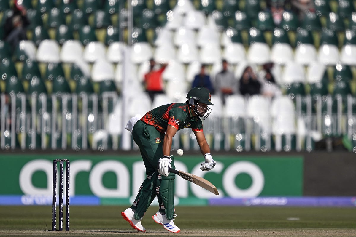 অধিনায়ক নাজমুলের পরাস্ত হওয়ার এ ছবিটি প্রতীকী। নিজেদের ইনিংসে প্রায় অধিকাংশ ডেলিভারিতেই রান নিতে পারে না বাংলাদেশ দল