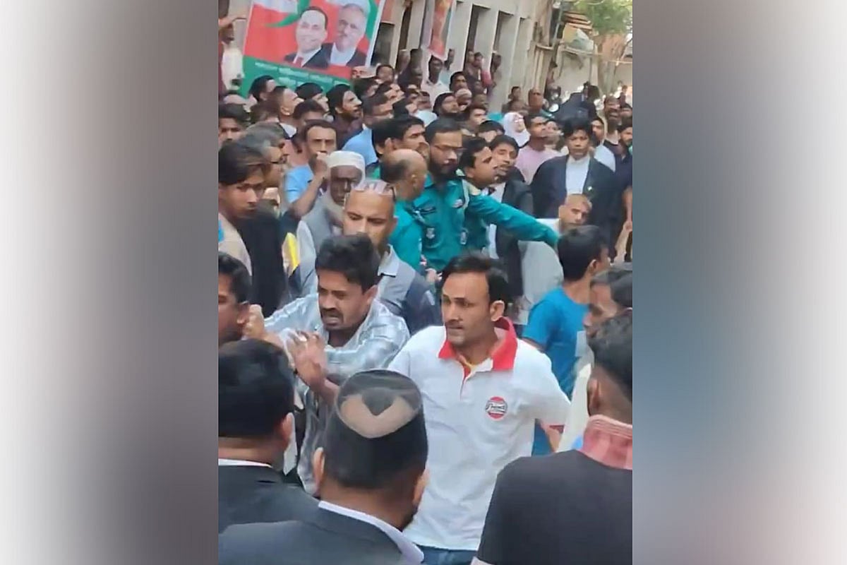 গাজীপুর আদালত থেকে জামিন পাওয়া দুই আসামিকে ধরে নিয়ে যান বাদীপক্ষের লোকজন। বুধবার দুপুরে