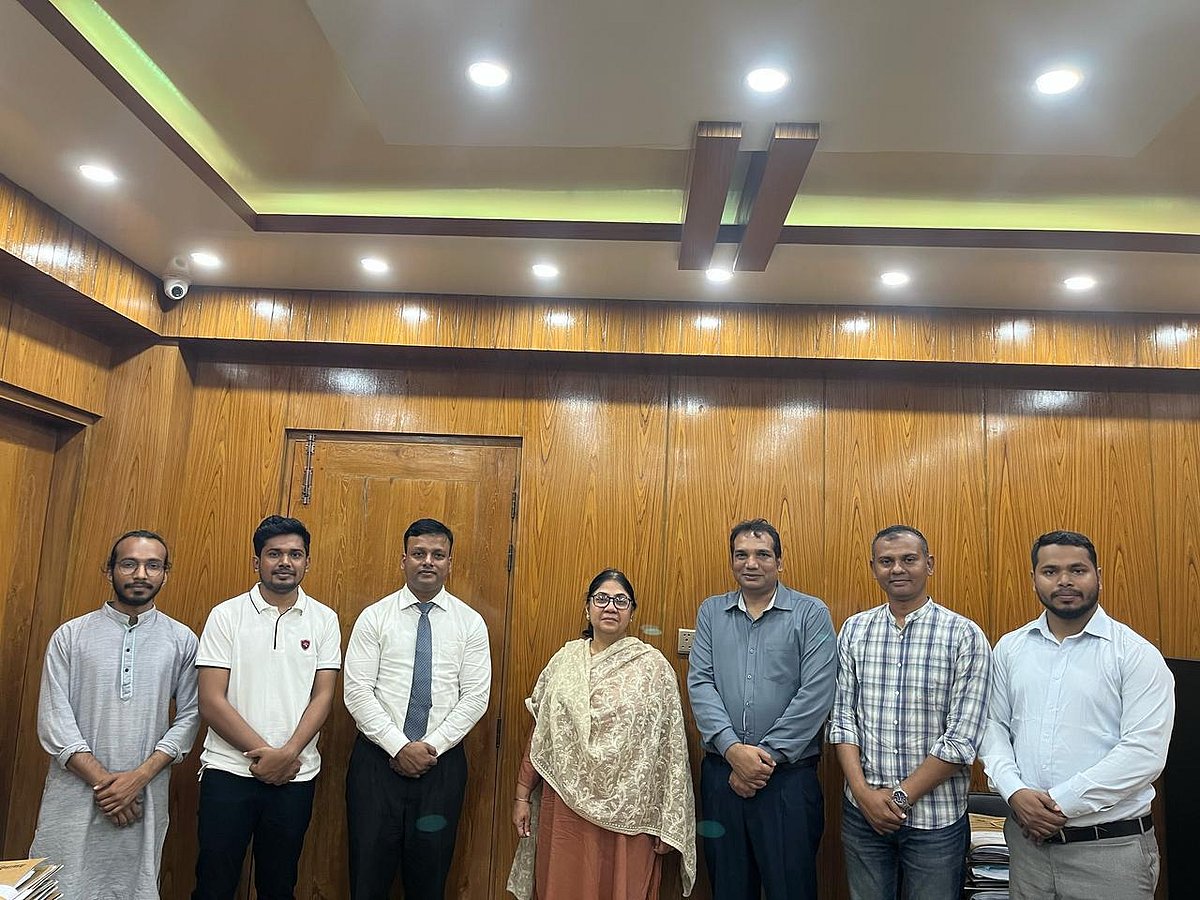 জাপান যা্ওয়ার আগে বিশ্ববিদ্যালয়ের উপাচার্য শুচিতা শরমিনের সঙ্গে সাক্ষাৎ করেন প্রতিনিধি দলের সদস্যরা