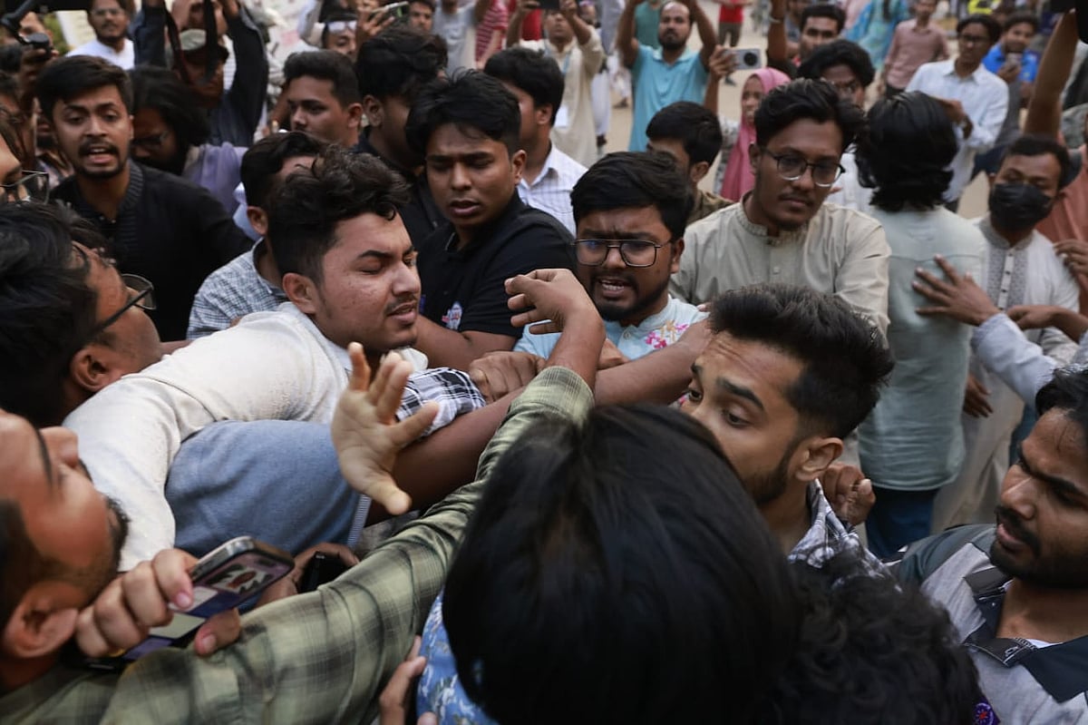 বৈষম্যবিরোধী ছাত্র আন্দোলনের সাবেক সমন্বয়কদের উদ্যোগে নতুন ছাত্রসংগঠনের কমিটি ঘোষণাকে কেন্দ্র করে শিক্ষার্থীদের দুই পক্ষে বিক্ষোভ, হট্টগোল ও মারামারির ঘটনা। আজ বুধবার বিকেলে ঢাকা বিশ্ববিদ্যালয় ক্যাম্পাসে