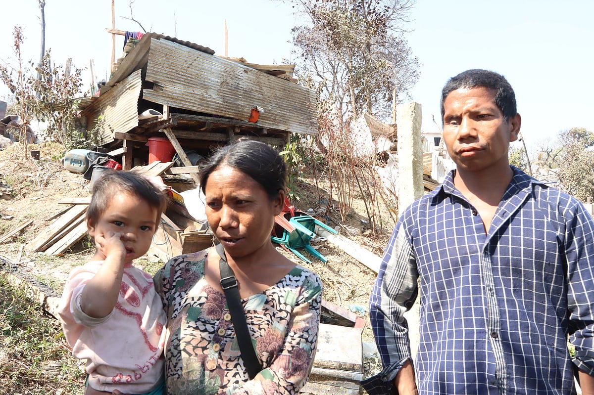 খুপরির বাইরে এসে নিজের পুড়ে যাওয়া রিসোর্টের বিবরণ তুলে ধরেন রাম ত্রিপুরা