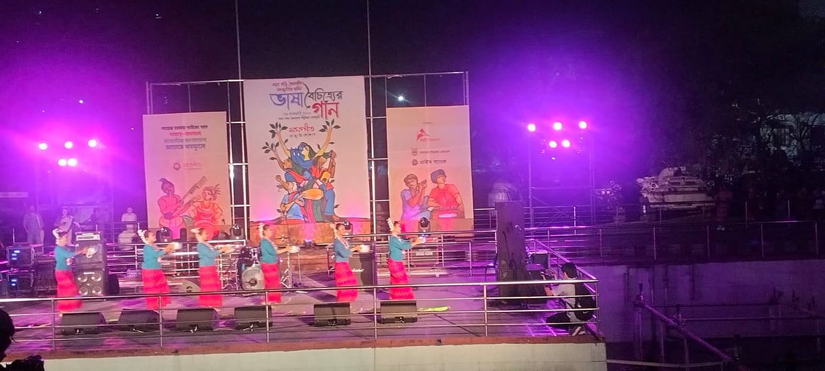 সমগীত সংস্কৃত প্রাঙ্গণের আয়োজনে ‘ভাষাবৈচিত্র্যের গান’ কনসার্টে সাংস্কৃতিক পরিবেশনা নিয়ে আসেন বিভিন্ন ক্ষুদ্র জাতিগোষ্ঠীর শিল্পীরা। বুধবার বিকেলে বাংলাদেশ শিল্পকলা একাডেমির নন্দন মঞ্চে