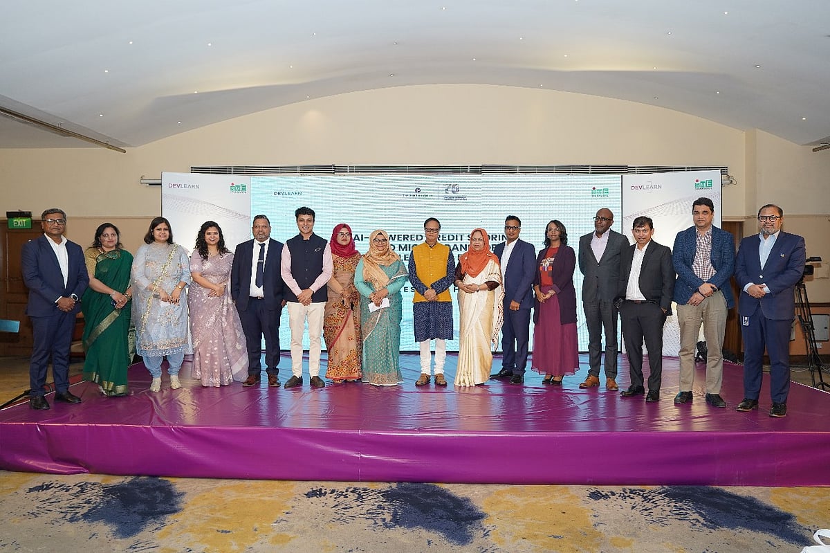 ‘নারী উদ্যোক্তাদের জন্য কৃত্রিম বুদ্ধিমত্তাভিত্তিক ঋণমান নির্ধারণ ও ক্ষুদ্রঋণ’ শীর্ষক কর্মশালায় বাংলাদেশ ব্যাংকের গভর্নর আহসান এইচ মনসুরসহ অতিথিরা। আজ রাজধানীর গুলশানের একটি হোটেলে