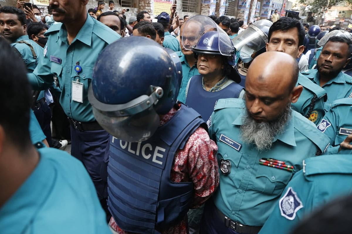 সাবেক আইনমন্ত্রী আনিসুল হক ও পুলিশের সাবেক মহাপরিদর্শক (আইজিপি) চৌধুরী আবদুল্লাহ আল মামুনকে আজ বুধবার ঢাকার আদালতে হাজির করা হয়