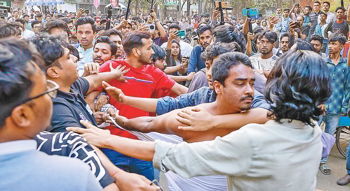 বৈষম্যবিরোধী ছাত্র আন্দোলনের সাবেক সমন্বয়কদের উদ্যোগে নতুন ছাত্রসংগঠনের কমিটি ঘোষণাকে কেন্দ্র করে বিক্ষোভ চলাকালে শিক্ষার্থীদের দুই পক্ষের মধ্যে মারামারির ঘটনা ঘটে। বুধবার বিকেলে ঢাকা বিশ্ববিদ্যালয় ক্যাম্পাসে