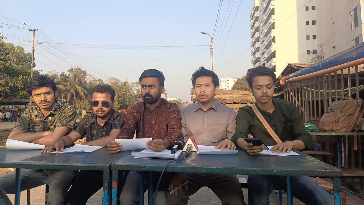 সংবাদ সম্মেলনে বক্তব্য দেন ছাত্র ইউনিয়ন চট্টগ্রাম বিশ্ববিদ্যালয়ের নেতারা। আজ দুপুরে চট্টগ্রামের ষোলোশহর রেলওয়ে স্টেশনে