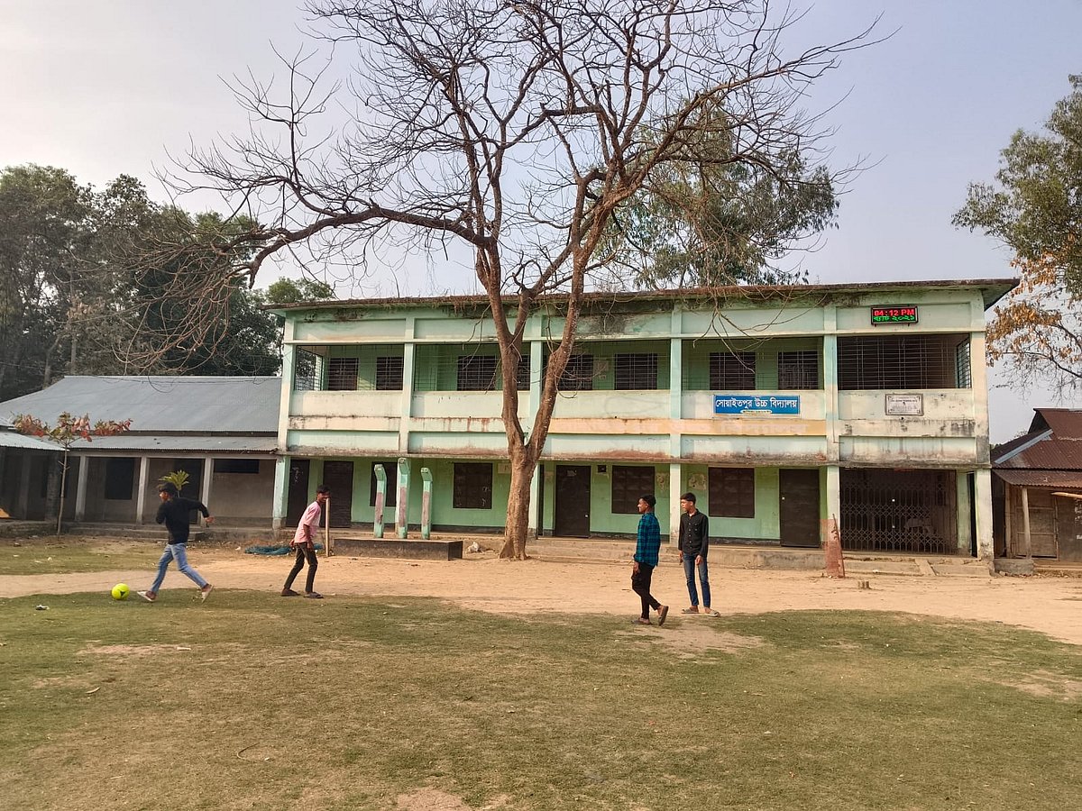 ময়মনসিংহের ফুলবাড়িয়া উপজেলার সোয়াইতপুর উচ্চবিদ্যালয় মাঠ। আজ বিকেলে তোলা