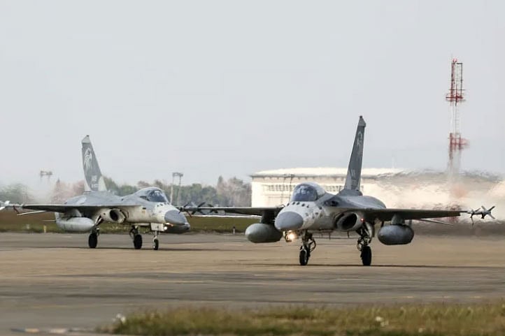 উড্ডয়নের প্রস্তুতি নিচ্ছে তাইওয়ানের একটি যুদ্ধবিমান। জানুয়ারি মাসে তাইচুংয়ে বিমানঘাঁটিতে