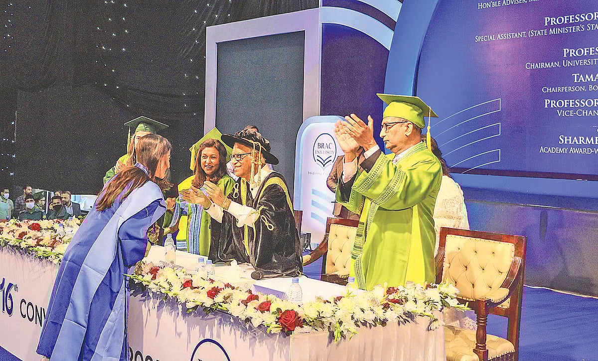 কৃতিত্বপূর্ণ ফলের জন্য এক শিক্ষার্থীকে স্বর্ণপদক পরিয়ে দিচ্ছেন শিক্ষা উপদেষ্টা ওয়াহিদউদ্দিন মাহমুদ। গতকাল রাজধানীর পূর্বাচলে বাংলাদেশ-চীন ফ্রেন্ডশিপ এক্সিবিশন সেন্টারে