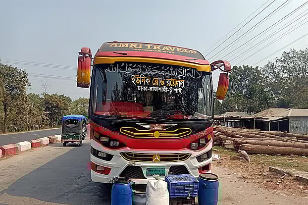 ঢাকা–রাজশাহী পথে চলাচলকারী এই যাত্রীবাহী বাসটিতে গত সোমবার দিবাগত রাতে ডাকাতির ঘটনা ঘটে। নাটোরের বড়াইগ্রাম থানার সামনে