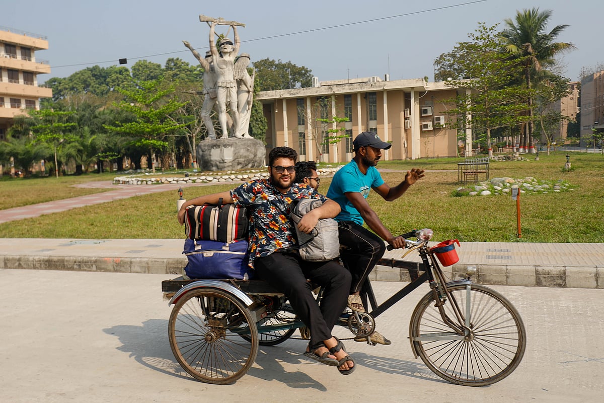 কুয়েট সিন্ডিকেট সভায় আবাসিক হল অনির্দিষ্টকালের জন্য বন্ধ ঘোষণা করা হয়েছে। শিক্ষার্থীরা হল ছেড়ে চলে যাচ্ছেন। আজ বুধবার সকালে তোলা