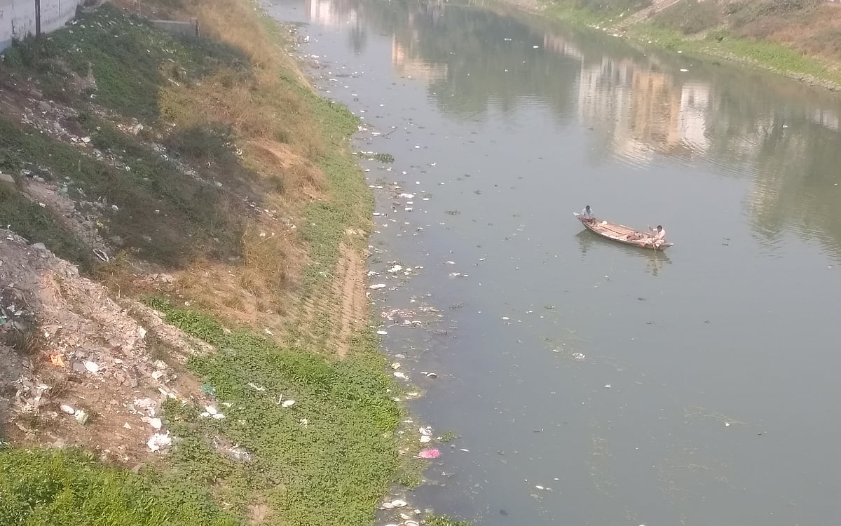 বাসাবাড়ির বর্জ্য ফেলায় কালো হয়ে পড়েছে ছোট যমুনার পানি। সম্প্রতি নওগাঁ শহরের লিটন ব্রিজ এলাকায়