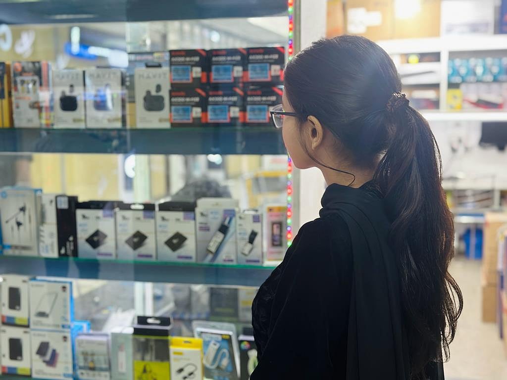 পছন্দের প্রযুক্তিপণ্য খুঁজছেন একজন ক্রেতা